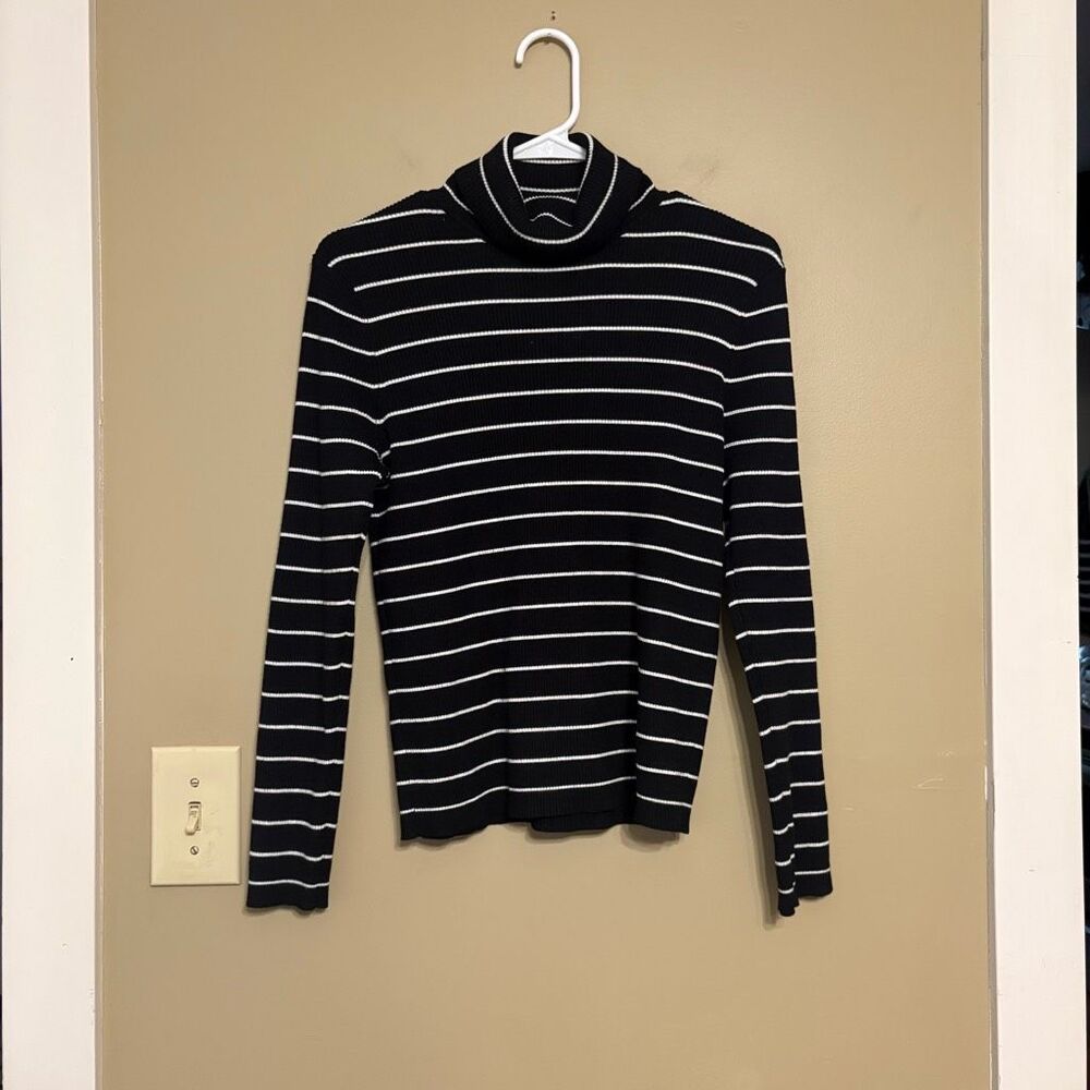Chicos Women’s Black White Stripe Lightweight Turtleneck Sweater Size 1/Medium/8